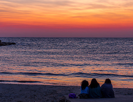 포토 JPG 해외이미지 백인 라이프스타일 응시 여자 행복 바다 여행 관계 휴가 휴식 함께함 3 대화 사람 소녀 성인 사람없음 야외 여름 친구 청춘 일출 우정 추위 그룹 소통 해외202004 해외포토 서양인 시선 계절 감정 어린이 컨셉 말하기 생활 노을 파일형식 이미지허브