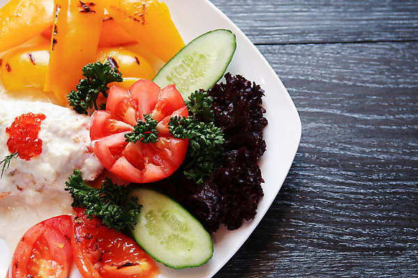 포토 JPG 해외이미지 그릇 식기 접시 음식 백그라운드 토마토 채소 부분 탁자 어류 요리 사람없음 식당 저녁식사 카페 먹기 서빙 연어 점심식사 송어 해외202004 해외포토 가구 모션 상점 식사 수중동물 파일형식 이미지허브