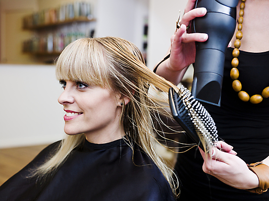 포토 JPG 해외이미지 백인 헤어스타일 디자인 여자 행복 청소년 한명 웃음 사람 앉기 20대 두명 가로 컬러풀 금발 머리카락 우아함 미용실 미용사 서비스 해외202004 해외포토 서양인 직업 1 감정 컬러 컨셉 모션 표정 청년 머리 뷰티샵 파일형식 이미지허브