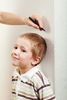 포토 JPG 해외이미지 백인 손 응시 남자 행복 아들 어린이 벽 컨셉 표시 엄마 건강 한명 미소 사람 소년 성인 약 펜 머리 환자 의사 성장 흰색 자녀 큼 연도 측정 계량기 게이지 고립 해외202004 해외포토 서양인 1 시선 감정 컬러 의학 가족 표정 신체부위 필기구 의료진 크기 파일형식 이미지허브