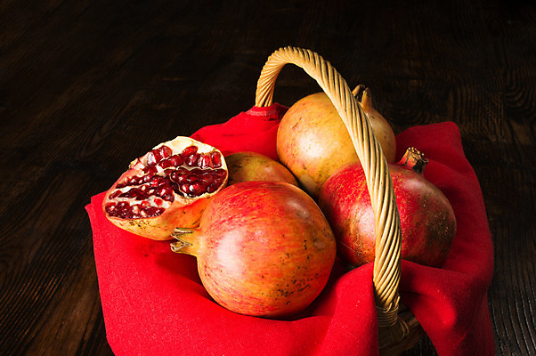 포토 JPG 해외이미지 계절 음식 과일 재료 디저트 씨앗 사람없음 가로 바구니 가을 신선 오픈 유기농 반쪽 석류 숙성 정물화 해외202004 해외포토 식물 웰빙 그림 파일형식 이미지허브