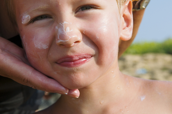 포토 JPG 해외이미지 아들 어린이 한명 사람 소년 야외 물 여름 빛 햇빛 태양 약 맑음 젖음 물방울 뜨거움 선탠 보호 수분 피부 크림 묘사 어깨 로션 목 해외202004 해외포토 자연요소 1 계절 남자 컨셉 의학 가족 날씨 신체부위 화장품 파일형식 이미지허브