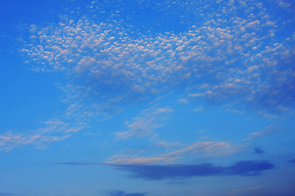 포토 JPG 해외이미지 구름 계절 백그라운드 자연 하늘 바람 날씨 풍경 사람없음 야외 가로 여름 파란색 빛 우주 환경 침묵 활발 자유 흰색 장면 솜털 해외202004 해외포토 자연요소 컬러 컨셉 소리 생태계 파일형식 이미지허브