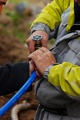 포토 JPG 해외이미지 백인 직업 손 유럽 장갑 2 노동자 새로움 주택 실내 관리 사람없음 내부 건물 뒷모습 물 흙 방 욕실 업무 구멍 수리 고정 편리함 건축업자 계약자 배관공 설치 재주꾼 주입구 헬프 공급 해외202004 해외포토 자연요소 서양인 건축물 잡화 건축 나라 뷰포인트 컨셉 신체부위 작업 도움 계약 파일형식 이미지허브