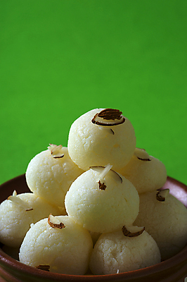 포토 JPG 해외이미지 디저트 사람없음 도자기 원형 사기그릇 인도음식 라스굴라 해외포토 도형 그릇 음식 치즈 동양음식 파일형식 이미지허브