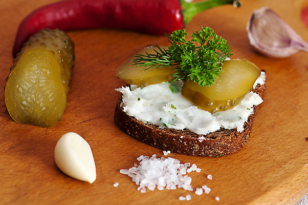 포토 JPG 해외이미지 전통 유럽 빵 다이어트 양파 오이 도마 파슬리 샌드위치 건강 마늘 사람없음 식사 펼침 맛 카나페 향신료 매움 피클 칼로리 후추 헝가리 폴란드 점심식사 딜 우크라이나 호밀 해외202004 해외포토 나라 음식 컨셉 채소 모션 주방용품 곡류 서양음식 동유럽 절임 향미료 파일형식 이미지허브