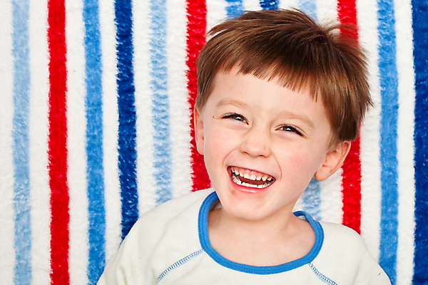 포토 JPG 해외이미지 백인 행복 얼굴 어린이 한명 미소 웃음 소년 수건 금발 줄무늬 기쁨 잠옷 흰색 4 치아 작음 보여주기 옛날 해외202004 해외포토 서양인 1 헤어스타일 옷 남자 감정 컬러 무늬 모션 표정 사람 신체부위 위생용품 숫자 소화기관 크기 파일형식 이미지허브