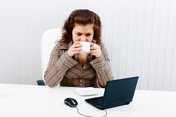 포토 JPG 해외이미지 여자 커피 음료 백그라운드 비즈니스 탁자 아침 갈색머리 한명 사람 성인 컵 노트북 컴퓨터 사무실 공책 마시기 업무 비즈니스우먼 책상 경영자 넘어짐 단절 해외202004 해외포토 주간 1 헤어스타일 식기 가구 모션 문구용품 전자제품 작업 직장인 리더 파일형식 이미지허브