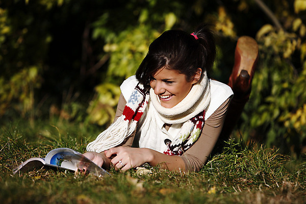 포토 JPG 해외이미지 나무 공원 여자 잎 자연 휴식 한명 사람 야외 책 기쁨 아내 읽기 리뷰 해외202004 해외포토 식물 1 공공시설 감정 컨셉 모션 생태계 파일형식 이미지허브