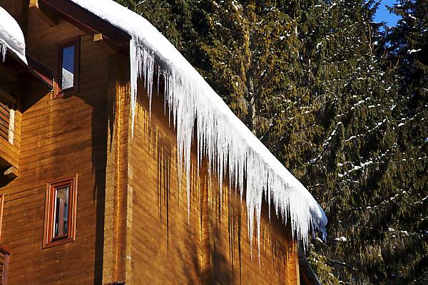 포토 JPG 해외이미지 계절 백그라운드 크리스마스 지붕 주택 매달리기 사람없음 야외 건물 목재 빛 냉동 얼음 추위 소나무 시원함 12월 크리스탈 시골집 서리 고드름 전나무 1월 눈내림 해외202004 해외포토 자연요소 나무 건축물 기념일 재료 모션 눈_날씨 날짜 광석 파일형식 이미지허브