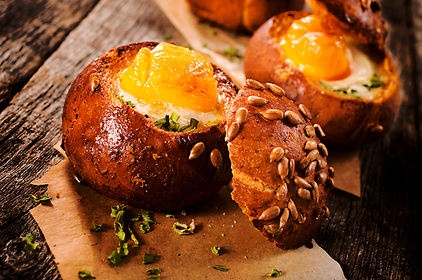 포토 JPG 해외이미지 음식 백그라운드 탁자 샌드위치 요리 씨앗 사람없음 목재 식당 계란 껍질 맛 아침식사 굽기 브런치 롤 다과 폭식 번 전문 채식주의자 해외202004 해외포토 나무 식물 빵 가구 컨셉 재료 디저트 상점 알 식사 구이 채식 파일형식 이미지허브