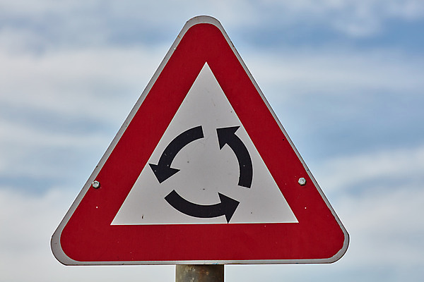 포토 JPG 해외이미지 나무 유럽 도로 컨셉 교통시설 화살 거리 간판 안전 사람없음 파란색 금속 흰색 최고 표지판 판넬 원형 큼 방향 교차로 심볼 오브젝트 사인 도로표지판 치수 장면 봉 규칙 고립 루트 방법 제어 주목 혼란 추가 해외202004 해외포토 도형 식물 나라 길 컬러 교통 재질 알림판 크기 시설 파일형식 이미지허브