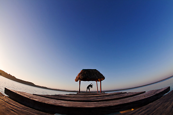 포토 JPG 해외이미지 호수 섬 여행 신체 요가 아침 휴가 한명 풍경 물 반사 평화 일출 탑 항구 침묵 고요 탐험 마음 영혼 중앙아메리카 명상 속도 방파제 멀리 과테말라 민물 배려 해외202004 해외포토 주간 자연요소 1 건축물 웰빙 공공시설 컨셉 교통시설 아메리카 사람 노을 소리 파일형식 이미지허브