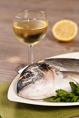 포토 JPG 해외이미지 접시 와인잔 파슬리 사람없음 화이트와인 날것 도미 해외202004 해외포토 식기 채소 술잔 어류 와인 파일형식 이미지허브