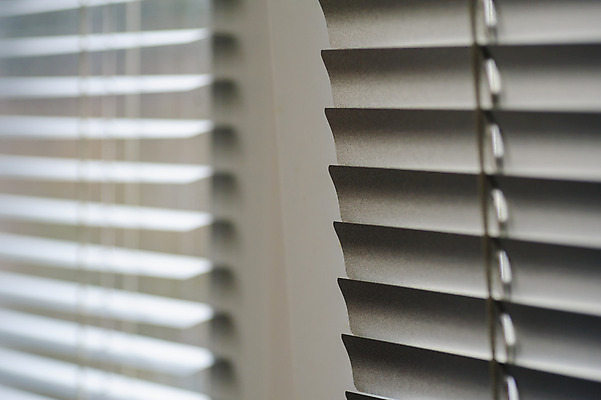 포토 JPG 해외이미지 디자인 벽 백그라운드 패턴 건축양식 부분 창문 유리 추상 조명 주택 실내 그림자 사람없음 내부 장식 가로 세로 빛 사무실 햇빛 금속 줄무늬 공백 방 회색 흰색 블라인드 커튼 그늘 플라스틱 셔터 사생활 시각장애인 줄서기 해외202004 해외포토 건축 컬러 무늬 비즈니스 모션 재질 건물 태양 장애인 파일형식 이미지허브