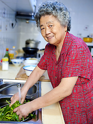 포토 JPG 해외이미지 시선 여자 행복 할머니 엄마 휴식 친절 함께함 사랑 요리 한명 사람 동양인 성인 주방 중국 기쁨 회색 하트 아내 결합 만족 동쪽 옛날 생존 존경 해외202004 해외포토 모양 1 노년 감정 아시아 컬러 컨셉 가족 인종 방향 파일형식 이미지허브