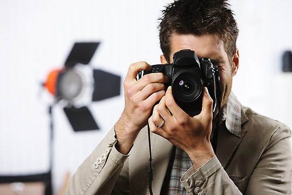 포토 JPG 해외이미지 스튜디오촬영 직업 조명 기술 실내 한명 성인 취미 가로 카메라 사진촬영 잡기 전문직 디지털카메라 사진사 집중 성인남자만 카피스페이스 해외202004 해외포토 1 컨셉 모션 사람 내부 전자제품 촬영 공백 작가 남자만 성인만 파일형식 이미지허브
