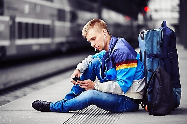 포토 JPG 해외이미지 전신 라이프스타일 이어폰 여행 가방 배낭 휴가 한명 사람 앉기 20대 옆모습 여행객 여행가방 소리 듣기 짐 기다림 역 승객 성인남자한명만 해외202004 해외포토 1 잡화 뷰포인트 음향기기 교통시설 모션 청년 생활 남자한명만 성인남자만 파일형식 이미지허브