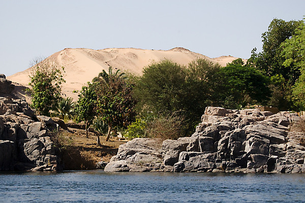포토 JPG 해외이미지 모래 여행 요트 아프리카 자연 휴가 항해 이집트 풍경 사람없음 야외 물 여름 파란색 관광지 강 햇빛 반사 맑음 사막 바위 강가 이국적 해외202004 해외포토 자연요소 계절 나라 컬러 배_교통 날씨 태양 돌_바위 생태계 파일형식 이미지허브