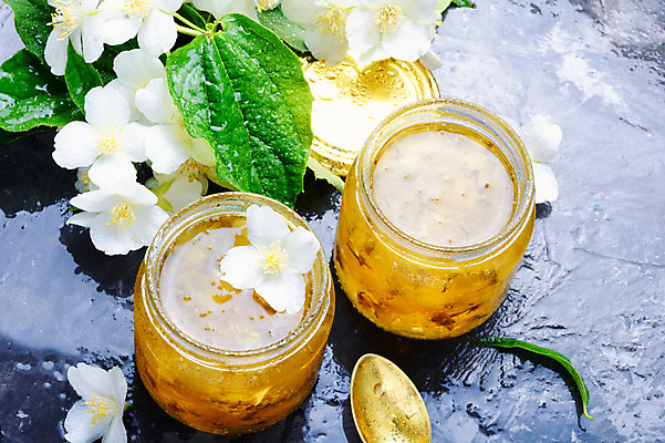 포토 JPG 해외이미지 식물 꽃잎 꽃 음식 꽃다발 잎 꽃무늬 유리 디저트 건강 사람없음 여름 숟가락 벚꽃 신선 항아리 개화 달콤 맛 잼 설탕 허브 유기농 시럽 젤리 꿀 내추럴 마멀레이드 채식주의자 핸드메이드 디톡스 슈퍼푸드 비건 해외202004 해외포토 웰빙 계절 컨셉 무늬 재질 수저 도자기 소스_음식 채식 건강식품 파일형식 이미지허브