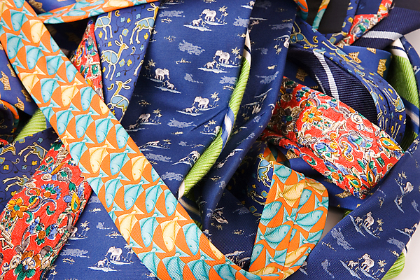 포토 JPG 해외이미지 옷 남자 비즈니스 넥타이 성인 사람없음 유행 흰색 직물 업무 조직 실크 매듭 목 스타일 해외202004 해외포토 잡화 컬러 사람 신체부위 작업 파일형식 이미지허브