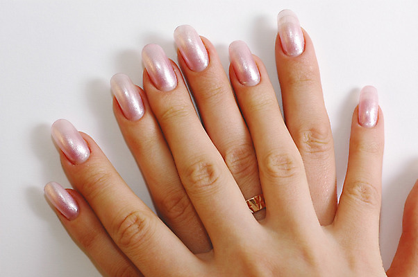 포토 JPG 해외이미지 손 여자 남자 컨셉 2 손가락 가족 탁자 아이디어 관리 사랑 사람 소녀 성인 사람없음 빛 반지 잡기 황금 손톱관리 피부 해외202004 해외포토 감정 어린이 가구 장신구 관계 모션 신체부위 네일아트 파일형식 이미지허브