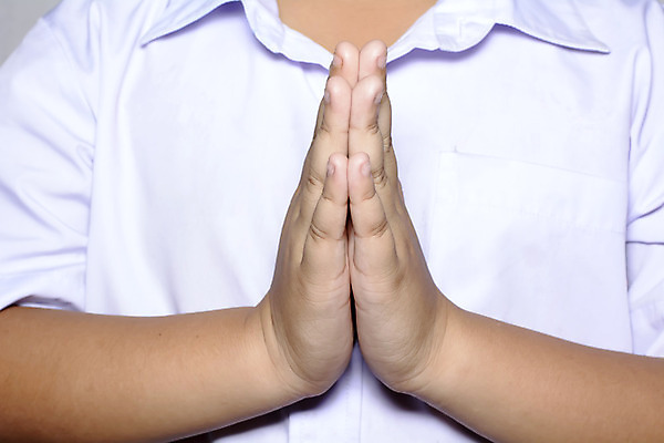 포토 JPG 해외이미지 백인 1 어린이 백그라운드 유니폼 통신 관리 사람 소년 사람없음 컴퓨터 검은색 어둠 흰색 기도 아기 질문 문제 구걸 고립 해외202004 해외포토 서양인 옷 남자 컬러 전자제품 파일형식 이미지허브