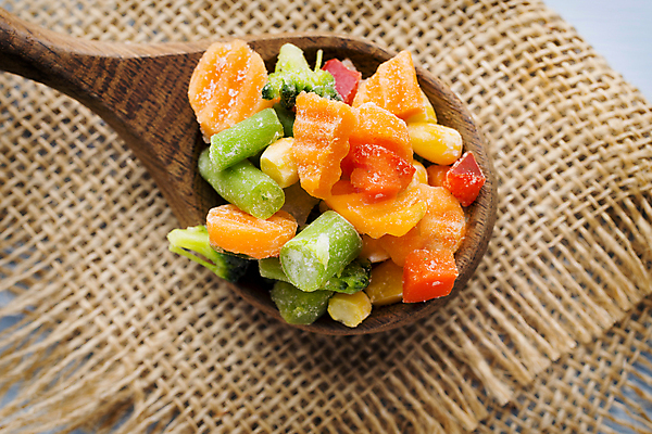 포토 JPG 해외이미지 음식 채소 건강 사람없음 빨간색 초록색 냉동 얼음 침묵 당근 샐러드 추위 자르기 먹기 완두콩 서리 날것 해외202004 해외포토 자연요소 컬러 모션 콩 뿌리채소 소리 파일형식 이미지허브