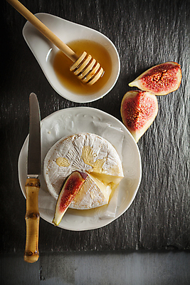 포토 JPG 해외이미지 스튜디오촬영 접시 음식 과일 부분 탁자 치즈 사람없음 목재 아웃포커스 세로 컬러풀 신선 횡단보도 열대과일 유기농 꿀 무화과 숙성 해외202004 해외포토 나무 식기 웰빙 컬러 가구 재료 유제품 촬영기법 실내 보행로 파일형식 이미지허브