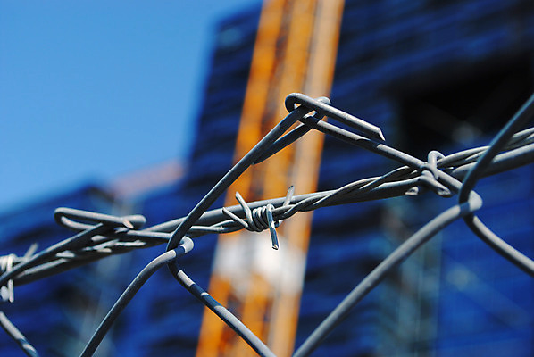 포토 JPG 해외이미지 부동산 사람없음 건물 울타리 건설현장 땅 보안 철사 철조망 공학 제어 해외202004 해외포토 건축물 교육 건설업 안전 담장 재산 파일형식 이미지허브