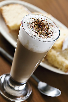 포토 JPG 해외이미지 접시 커피 음료 유리 사람없음 갈색 노란색 케이크 흰색 따뜻한음료 시나몬 해외202004 해외포토 식기 컬러 재질 디저트 파일형식 이미지허브