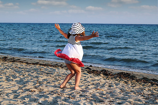 포토 JPG 해외이미지 백인 구름 드레스 여자 딸 행복 어린이 파도 바다 하늘 휴가 한명 서기 사람 해변 물 여름 파란색 청춘 달리기 기쁨 흰색 달콤 해외202004 해외포토 자연요소 서양인 1 옷 계절 감정 컬러 컨셉 가족 모션 맛 파일형식 이미지허브