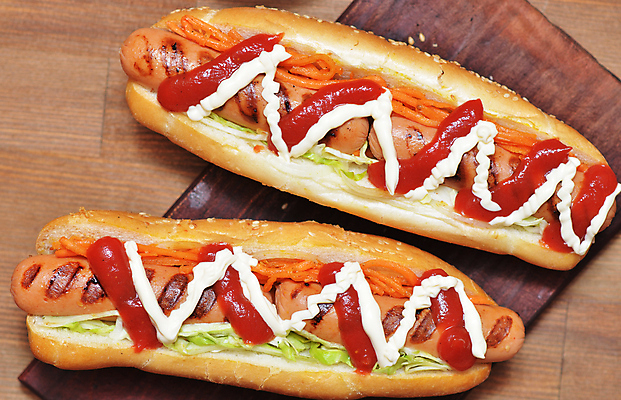 포토 JPG 해외이미지 빵 실내 사람없음 하이앵글 소시지 케첩 핫도그 마요네즈 나무도마 나무배경 해외202004 해외포토 음식 뷰포인트 백그라운드 도마 패스트푸드 내부 목재 소스_음식 가공식품 파일형식 이미지허브