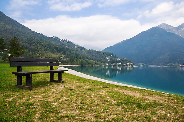 포토 JPG 해외이미지 나무 공원 호수 컨셉 벤치 의자 자연 하늘 휴식 풍경 사람없음 야외 목재 초록색 물 파란색 반사 평화 침묵 고요 안개 연못 고독 혼자 해외202004 해외포토 자연요소 식물 공공시설 감정 컬러 가구 재료 날씨 소리 생태계 파일형식 이미지허브