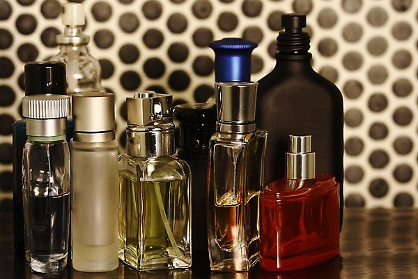 포토 JPG 해외이미지 여자 꽃다발 유리 사람없음 초록색 반사 화장품 욕실 투명 화려 액체 고급 떨어짐 컨테이너 타일 향수 향기 냄새 아로마 분무기 로션 향 스타일링 에센스 완벽 추출 쾰른 스타일 해외202004 해외포토 꽃 산업 컬러 컨셉 재질 독일 사람 뷰티 파일형식 이미지허브