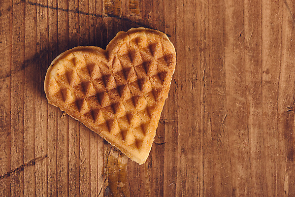 포토 JPG 해외이미지 모양 감정 유럽 음식 주택 발렌타인데이 사랑 사람없음 목재 쿠키 하트 대접 달콤 책상 복고 반죽 와플 핸드메이드 카피스페이스 해외202004 해외포토 나무 나라 가구 재료 데이이벤트 디저트 건물 공백 맛 파일형식 이미지허브