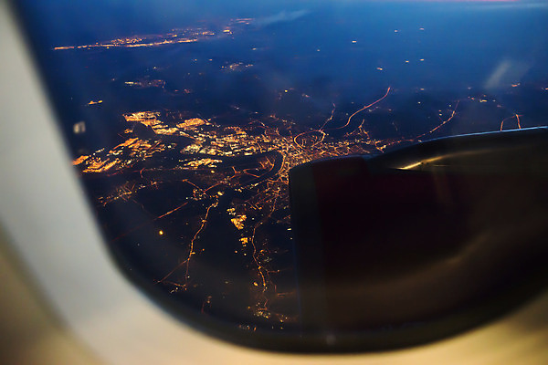 포토 JPG 해외이미지 구름 여행 백그라운드 날개 비즈니스 창문 교통시설 하늘 비행기 안테나 사람없음 파란색 빛 도시풍경 어둠 일몰 흰색 도시 분위기 정상 야간 항공 속도 제트기 타운 아랍에미리트 대패 해외202004 해외포토 자연요소 컬러 교통 컨셉 중동 통신 항공교통 대중교통 풍경 노을 시설 파일형식 이미지허브