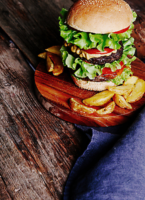 포토 JPG 해외이미지 패스트푸드 실내 사람없음 햄버거 식탁보 인스턴트 정크푸드 나무도마 웨지감자 나무배경 해외202004 해외포토 음식 백그라운드 감자 도마 내부 목재 감자요리 파일형식 이미지허브