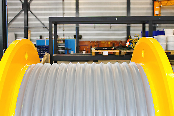 포토 JPG 해외이미지 산업 길 선 밧줄 줄 패턴 포장 부분 공장 항해 실내 사람없음 파란색 노란색 상점 금속 힘 기계 바퀴 원형 거친 그리기 보트 실 당기기 구부린 묶기 질감 함선 드럼 롤 무거움 리프팅 실린더 철강 커터 힘찬 해외202004 해외포토 도형 컬러 컨셉 무늬 배_교통 공업 모션 재질 타악기 내부 무게 파일형식 이미지허브