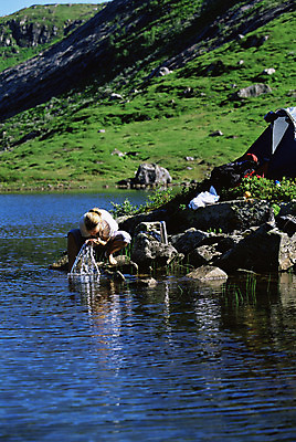 포토 JPG 해외이미지 백인 한명 20대 성인 캠핑 캠핑장 혼자 해외202004 해외포토 서양인 1 레저 사람 청년 파일형식 이미지허브