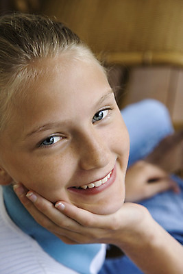 포토 JPG 해외이미지 백인 행복 어린이 한명 세로 마주보기 사진촬영 해외202004 해외포토 서양인 1 감정 모션 사람 촬영 파일형식 이미지허브