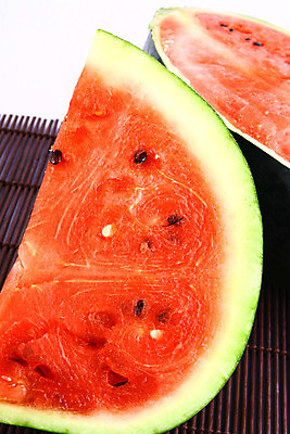 포토 JPG 해외이미지 행복 어린이 음식 컨셉 셔츠 과일 수박 건강 소년 사람없음 빨간색 초록색 물 주스 봄 아기 신선 잡기 멜론 먹기 토막 걸음마 고립 해외202004 해외포토 자연요소 계절 남자 감정 음료 컬러 상의 모션 사람 파일형식 이미지허브