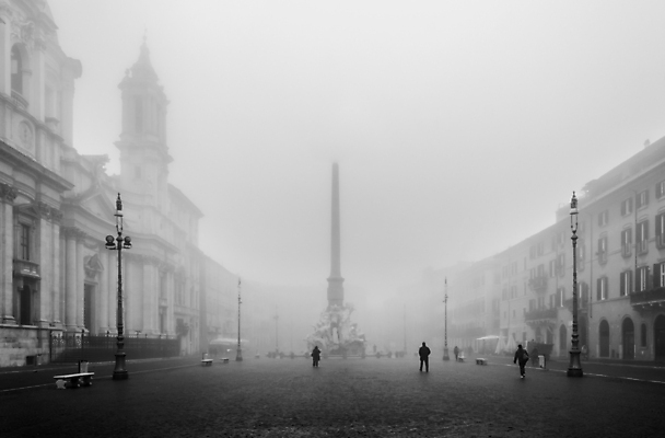 포토 JPG 해외이미지 여행 겨울 벤치 바닥 미술 사람없음 조각상 교회 여행객 이탈리아 안개 조약돌 보행로 시장 로마 분수 정사각형 광장 대리석 종탑 오벨리스크 특별함 해외202004 해외포토 도형 계절 유럽 길 컨셉 의자 재료 종교건축 날씨 문화예술 사람 건물 조형물 탑 돌_바위 파일형식 이미지허브