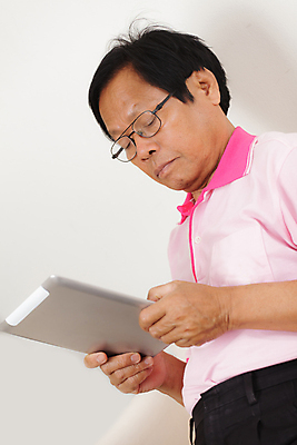 포토 JPG 해외이미지 라이프스타일 응시 노년 남자 여유 인터넷 휴식 주택 실내 한명 사람 앉기 성인 컴퓨터 소파 터치패드 알약 평화 디지털 회색 흰색 웹서핑 작업 비즈니스맨 은퇴 싱글 전자 패드 옛날 해외202004 해외포토 1 시선 감정 컬러 컨셉 의자 비즈니스 모션 내부 건물 생활 전자제품 약 직장인 파일형식 이미지허브