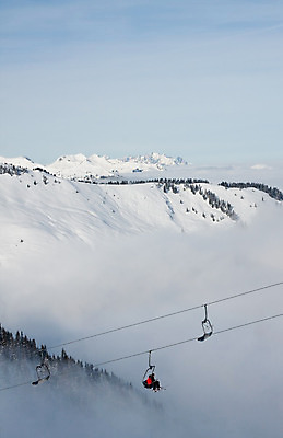 포토 JPG 해외이미지 구름 계절 유럽 스포츠 겨울 의자 자연 하늘 휴가 스키 휴식 산 사람 풍경 경사 사람없음 야외 파란색 평화 냉동 추위 안개 오스트리아 정상 언덕 휴양지 알프스 리프트 스키선수 마차 암초 절정 눈내림 해외202004 해외포토 자연요소 나라 교통수단 컬러 가구 컨셉 날씨 겨울스포츠 운동선수 눈_날씨 장소 생태계 파일형식 이미지허브