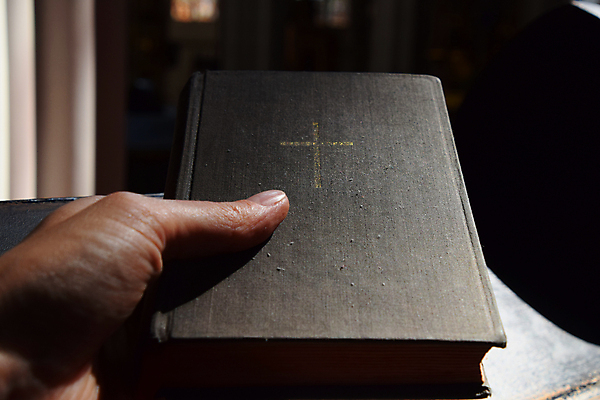 포토 JPG 해외이미지 손 종교 십자가 사람없음 목재 성당 교회 믿음 성경 어둠 덮개 기도 직물 잡기 묘사 캔버스 군함 신성 양장본 신앙심 해외202004 해외포토 나무 감정 재료 종교용품 종교건축 모션 신체부위 책 뚜껑 배 해군 선박 파일형식 이미지허브