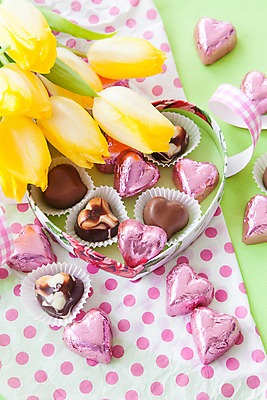 포토 JPG 해외이미지 꽃 리본 분홍색 발렌타인데이 사탕 선물 사랑 사람없음 초록색 컬러풀 노란색 초콜릿 튤립 하트 마음 생일 카피스페이스 해외202004 해외포토 모양 식물 기념일 감정 컬러 데이이벤트 디저트 공백 파일형식 이미지허브