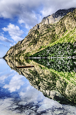 포토 JPG 해외이미지 응시 유럽 자연 하늘 그림자 사람없음 야외 목재 초록색 물 파란색 빛 컬러풀 태양 반사 평화 흐름 스페인 만족 암초 내추럴 해외202004 해외포토 자연요소 나무 시선 감정 나라 컬러 컨셉 재료 생태계 파일형식 이미지허브