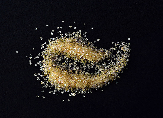 포토 JPG 해외이미지 식재료 검은배경 실내 사람없음 조미료 달콤 설탕 황설탕 해외202004 해외포토 백그라운드 내부 검은색 맛 향미료 파일형식 이미지허브