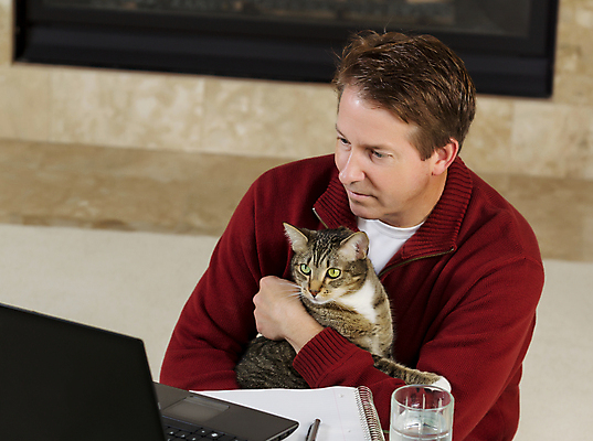 포토 JPG 해외이미지 백인 남자 얼굴 음료 중년 50대 생각 인터넷 비즈니스 유리 노동자 주택 실내 한명 사람 물 노트북 반려동물 컴퓨터 펜 고양이 카펫 업무 작업 자신감 와이파이 해외202004 해외포토 자연요소 서양인 동물 직업 1 감정 포유류 재질 성인 내부 건물 신체부위 전자제품 필기구 무선인터넷 파일형식 이미지허브